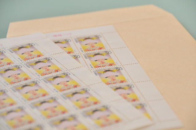 結婚式の招待状に貼る 切手の料金と選び方 貼り方 年度版 結婚式のお役立ちガイド Cocona